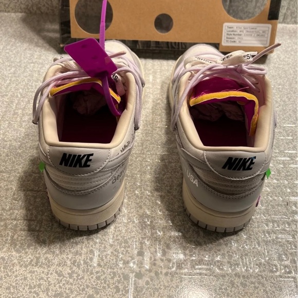 Like brand new, no crease, no scuff marks, come with box - Picture 2 of 11